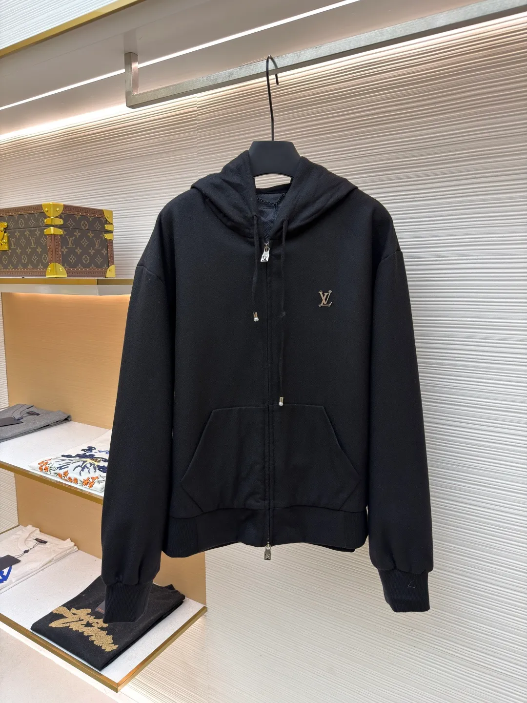 LOUISVUITTON Iron Label Wool Jacket ●Original version: Purchased and developed at 26100 ●Item number: 1681829-B80 ●Fabric: wool blended fabric ●Technology: Positioning cutting machine ●Color: black ●Version: fitted version ●Weight: about 1120 grams ●Size: 48-50-52-54 ●Description: Customized 80% wool, 14% spandex, 6% blended sheep wool fabric, full of texture and refined tailoring to reinterpret the dynamic silhouette. The elastic waist upgrades the drape texture, the side pockets are cleverly integrated into the stitching, and the facial pleats are infused with elegance. The left leg is decorated with the brand's metal logo to once again confirm the brand's identity. The overall wiring is straight and delicate, the fabric is comfortable and soft, and the color is consistent without color difference. It can be matched with the same style to create a fashionable look and control various occasions. Customized accessories, complete with three standards, same style for men and women!